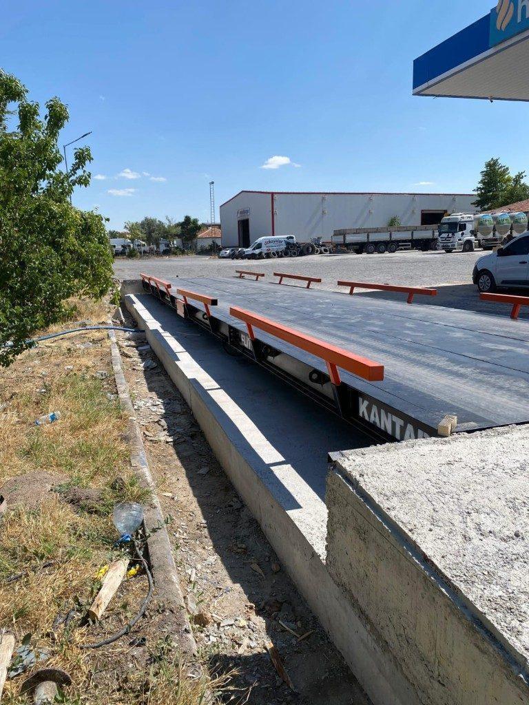 Zemin Üstü Kurulumlar — Beton Döküm Çalışması — Yakın Çekim